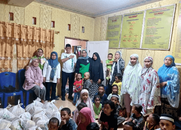 Tim KAHMI Makassar berbagi di Panti Asuhan Al-Pina, Jalan Sukamana, Tamamaung Makassar.