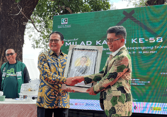 Prof APM menyerahkan Cenderamata Kepada Prof Rokhmin Dahuri dalam acara KAHMI Camp di Tokka Maros, 27-28 Juli 2024.
