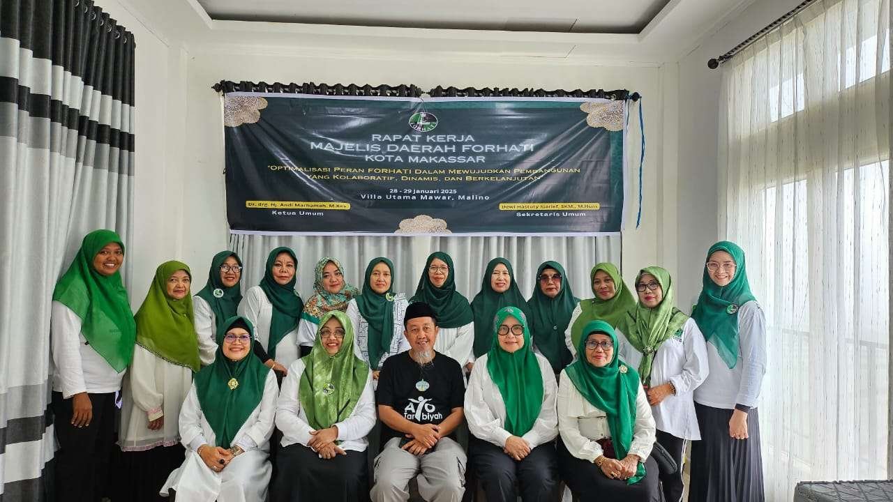 Pengurus MD Forhati Makassar foto bersama Ustad Muh. Qasim Saguni usai Peringatan Isra' Mi'raj Nabi Muhammad SAW di Wisma Mawar Malino, Rabu (29/1/2025)