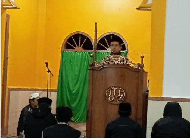 Ketua Umum MD KAHMI Makassar, Prof. Andi Pangerang Moenta, menyampaikan kultum subuh di Masjid Nurul Yaqin, Batulapisi, Malino, pada Minggu (23/3/2025).